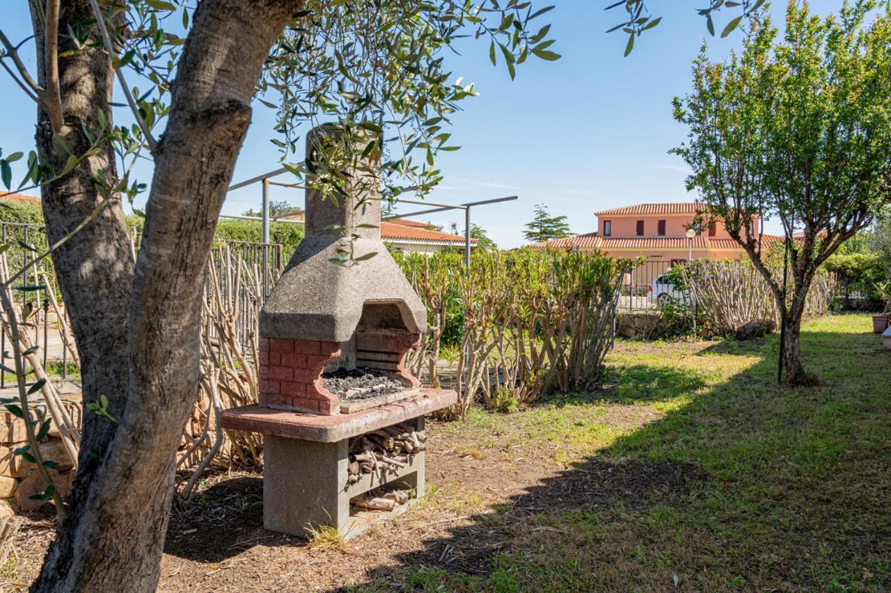 Appartamento Trilocale Le Canne 4 Posti Letto Con Giardino E Posto Auto Privato San Teodoro  Buitenkant foto